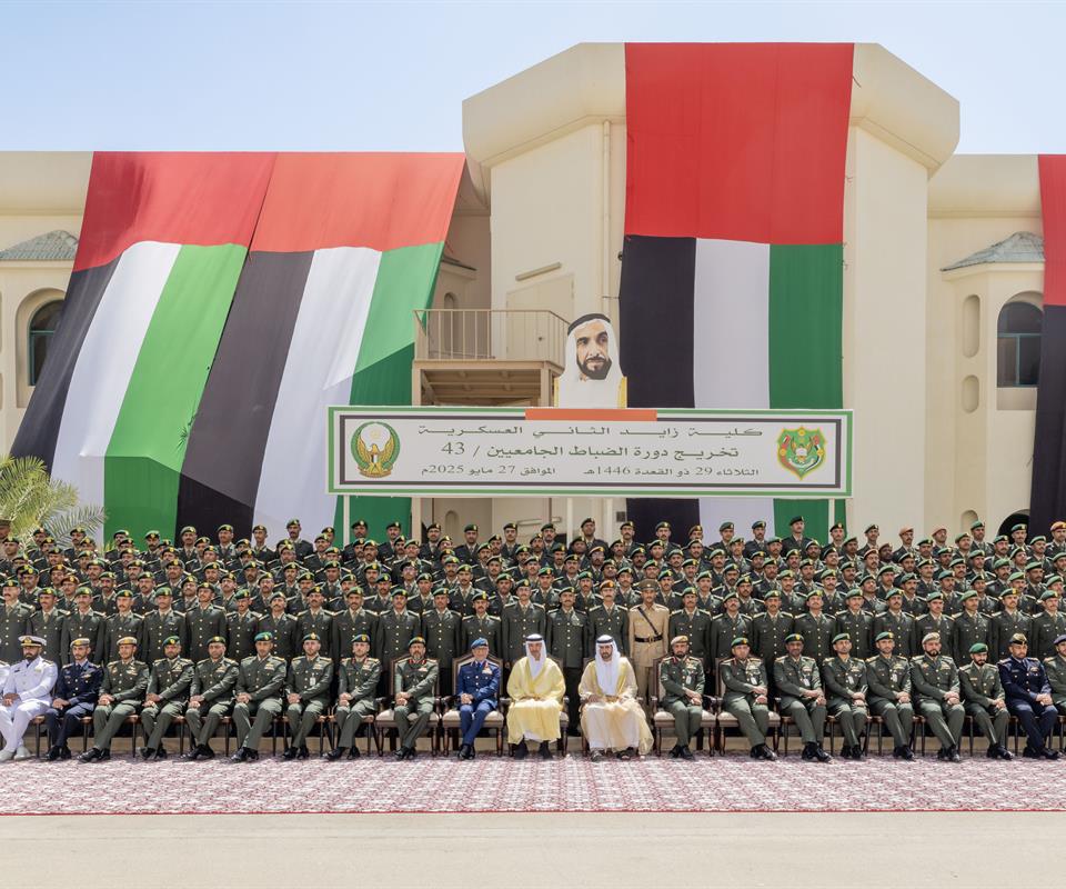 الشيخ حمدان الأخبار - حمدان بن محمد يشهد حفل تخريج دورة الضباط الجامعيين 43 في كلية زايد الثاني العسكرية