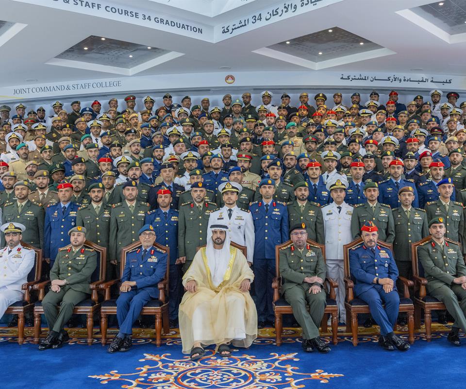 الشيخ حمدان الأخبار - حمدان بن محمد يشهد حفل تخريج الدورة الـ34 في كلية القيادة والأركان المشتركة