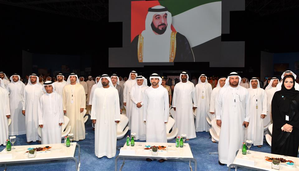 حمدان بن محمد يلتقي موظفي حكومة دبي ويطلق مؤشر الريادة في الخدمات