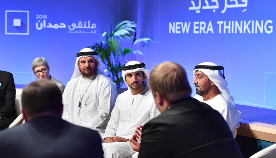 حمدان بن محمد يلتقي موظفي حكومة دبي ويطلق مؤشر الريادة في الخدمات
