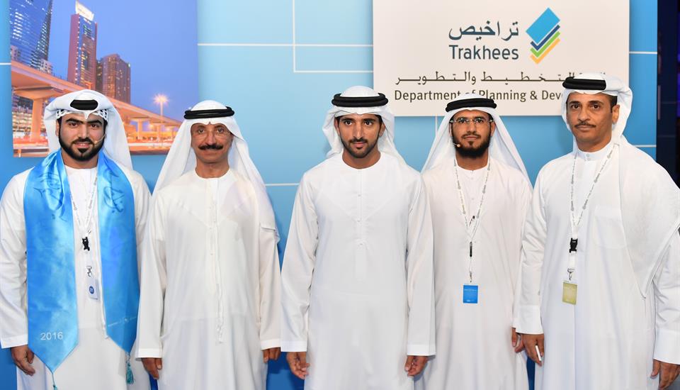 حمدان بن محمد يلتقي موظفي حكومة دبي ويطلق مؤشر الريادة في الخدمات