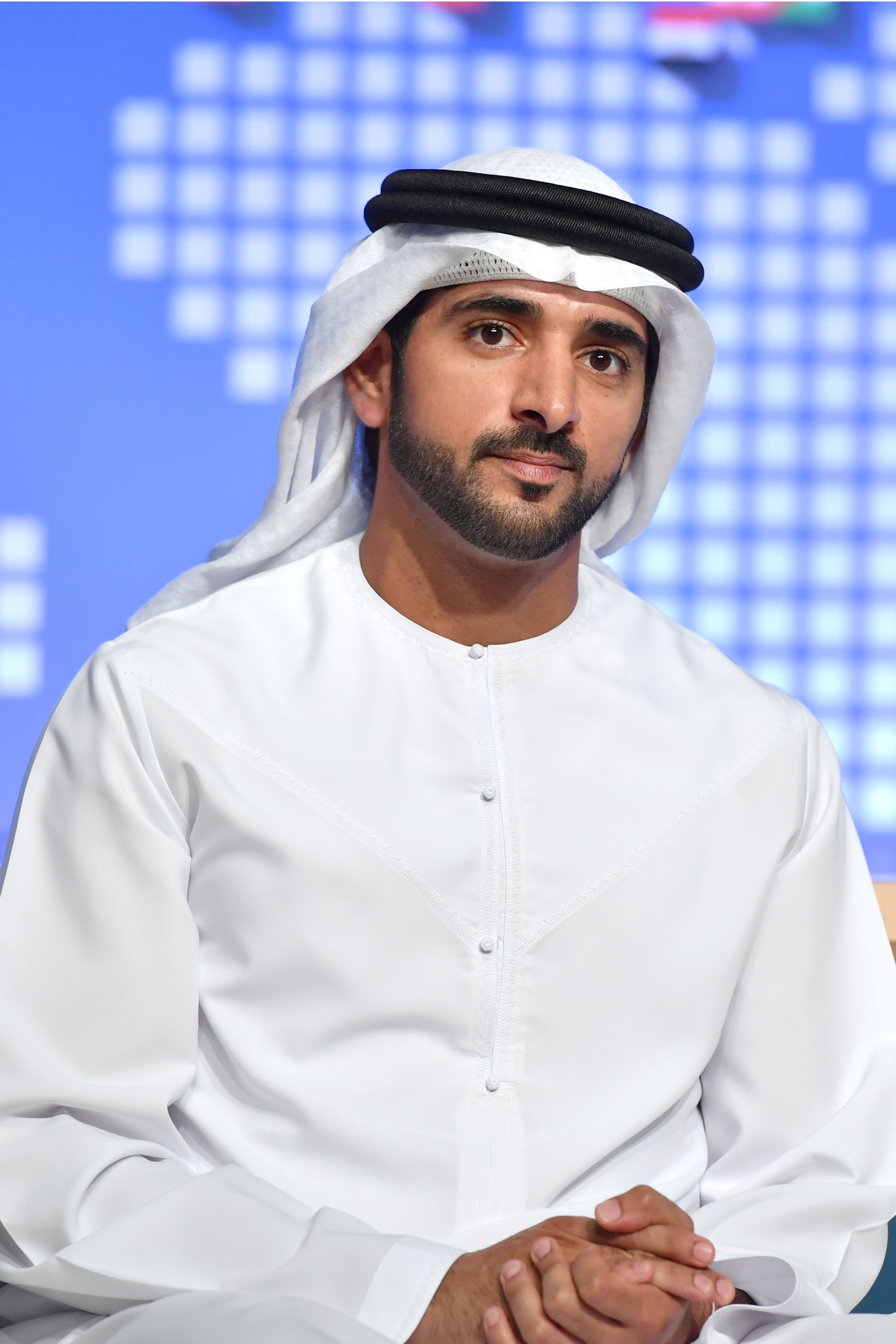 حمدان بن محمد يلتقي موظفي حكومة دبي ويطلق مؤشر الريادة في الخدمات