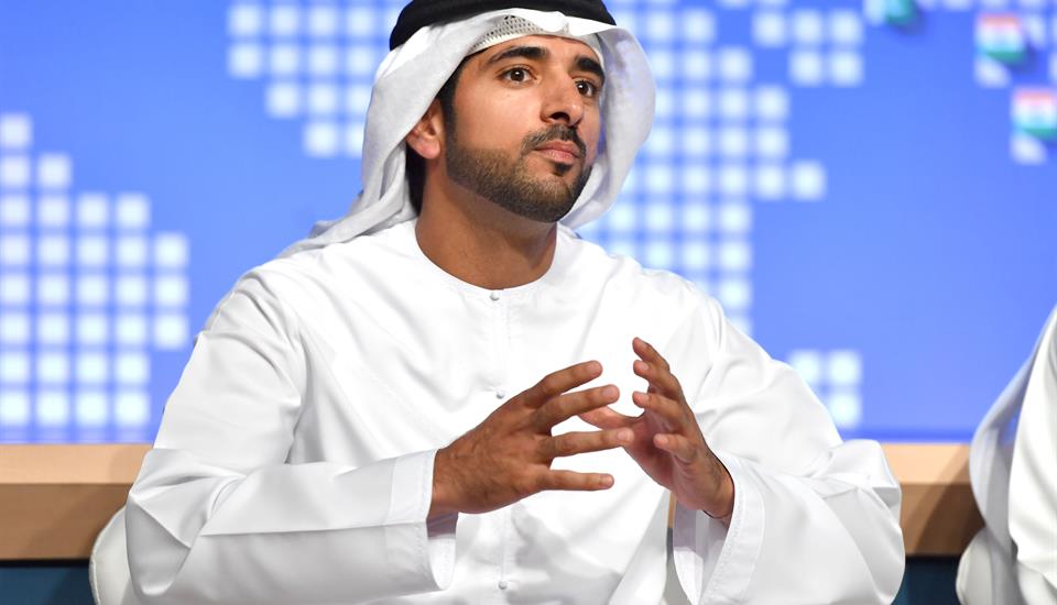 حمدان بن محمد يلتقي موظفي حكومة دبي ويطلق مؤشر الريادة في الخدمات