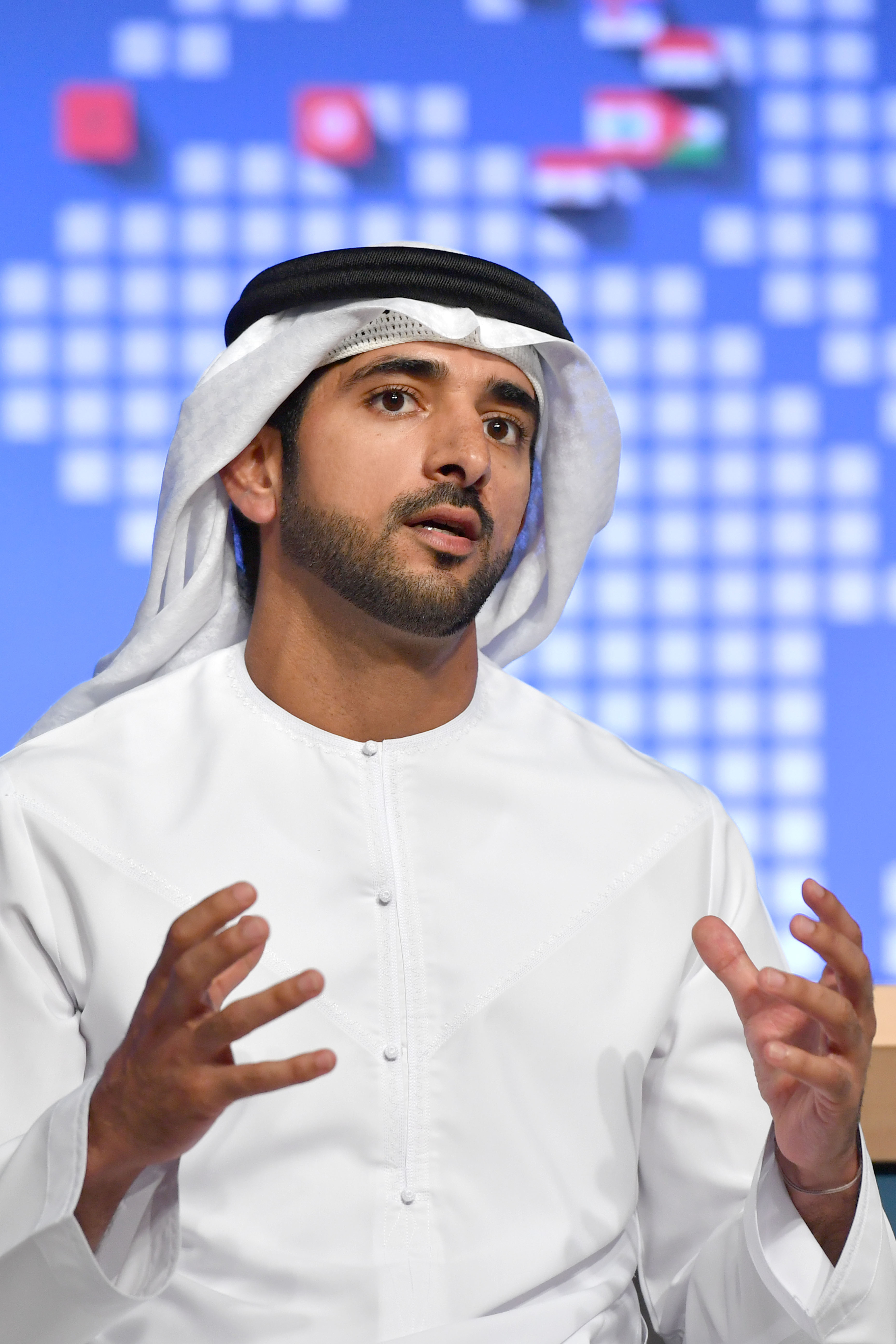 حمدان بن محمد يلتقي موظفي حكومة دبي ويطلق مؤشر الريادة في الخدمات
