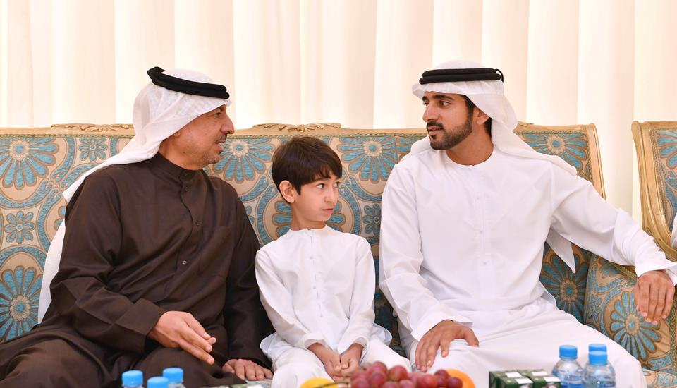 حمدان بن محمد يقدم واجب العزاء في شهداء الواجب والإنسانية
