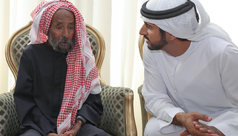 حمدان بن محمد يقدم واجب العزاء في شهداء الواجب والإنسانية