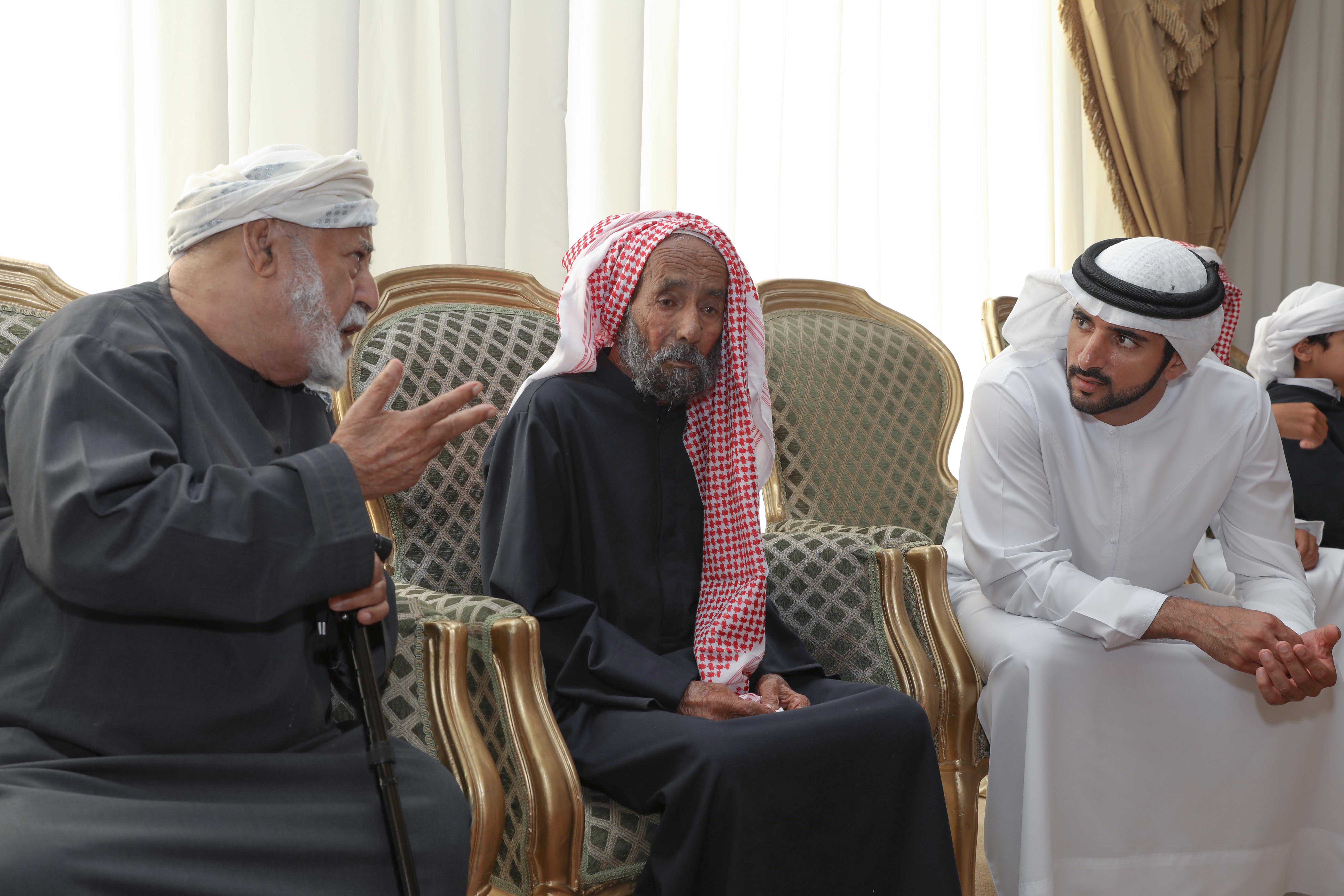 حمدان بن محمد يقدم واجب العزاء في شهداء الواجب والإنسانية