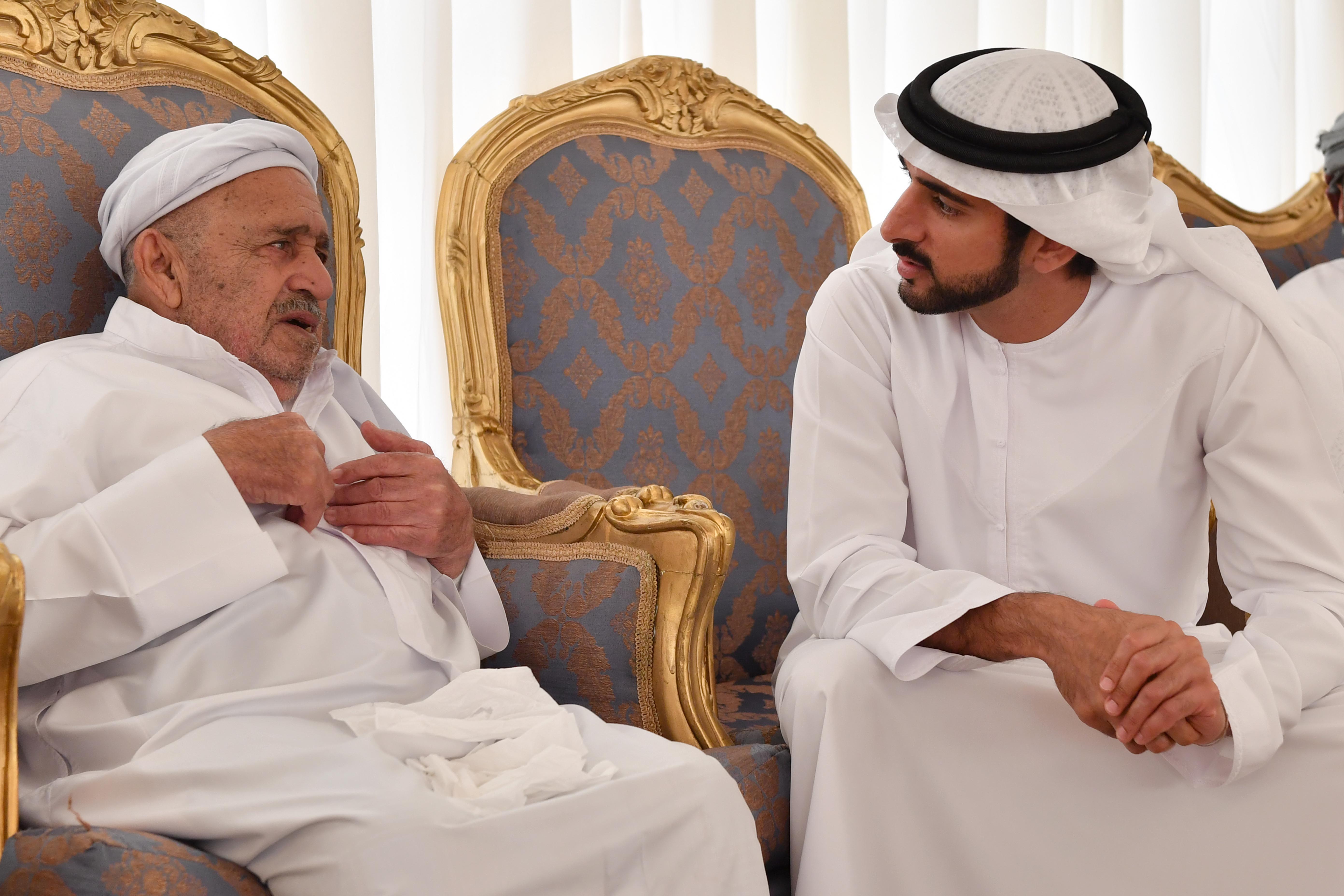 حمدان بن محمد يقدم واجب العزاء في الشهيدين المزروعي والظهوري