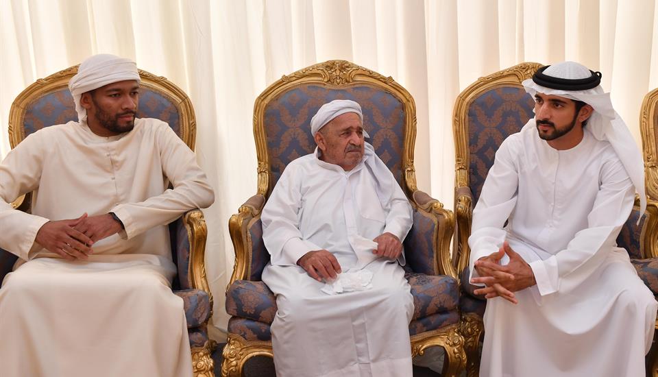 حمدان بن محمد يقدم واجب العزاء في الشهيدين المزروعي والظهوري