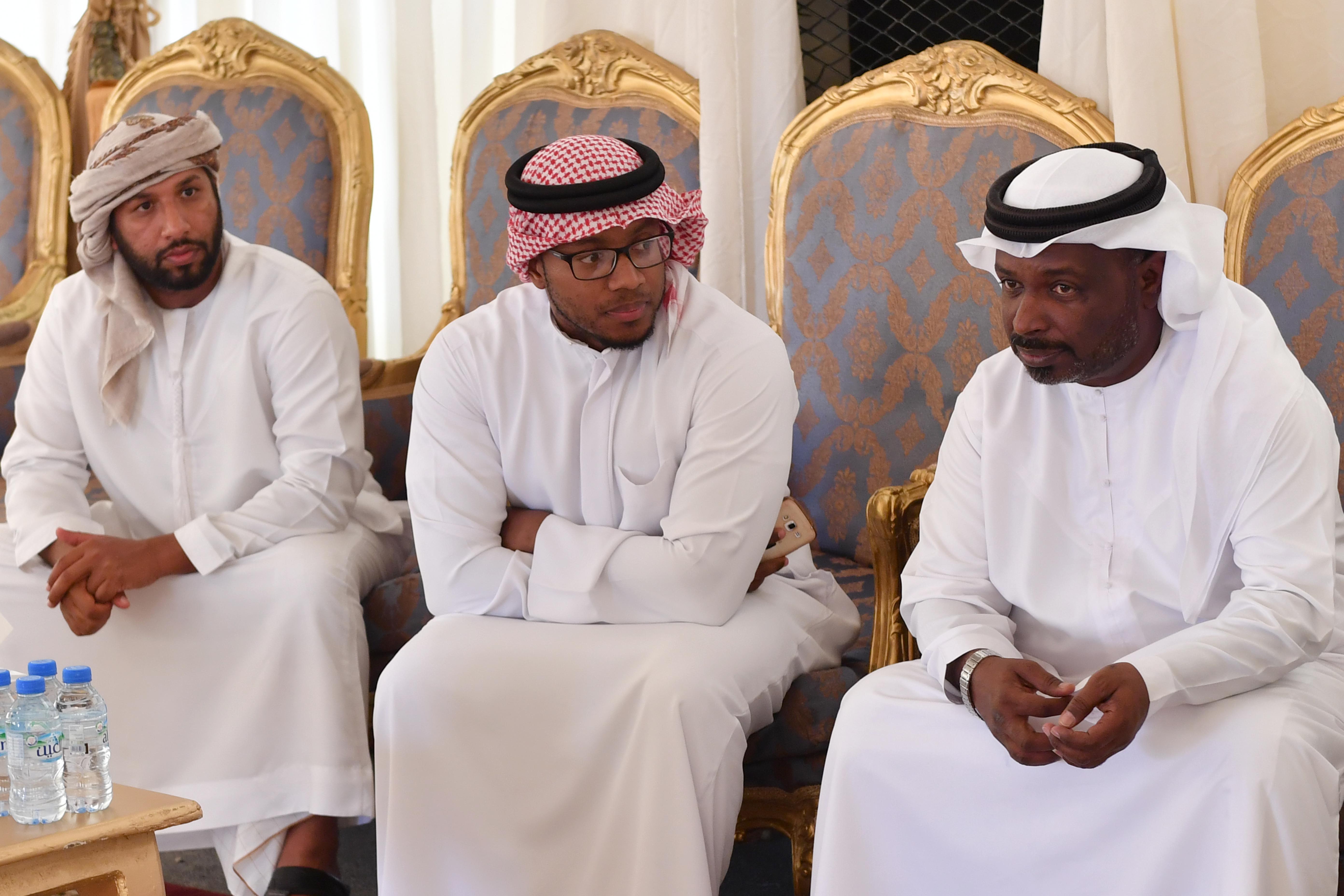 حمدان بن محمد يقدم واجب العزاء في الشهيدين المزروعي والظهوري