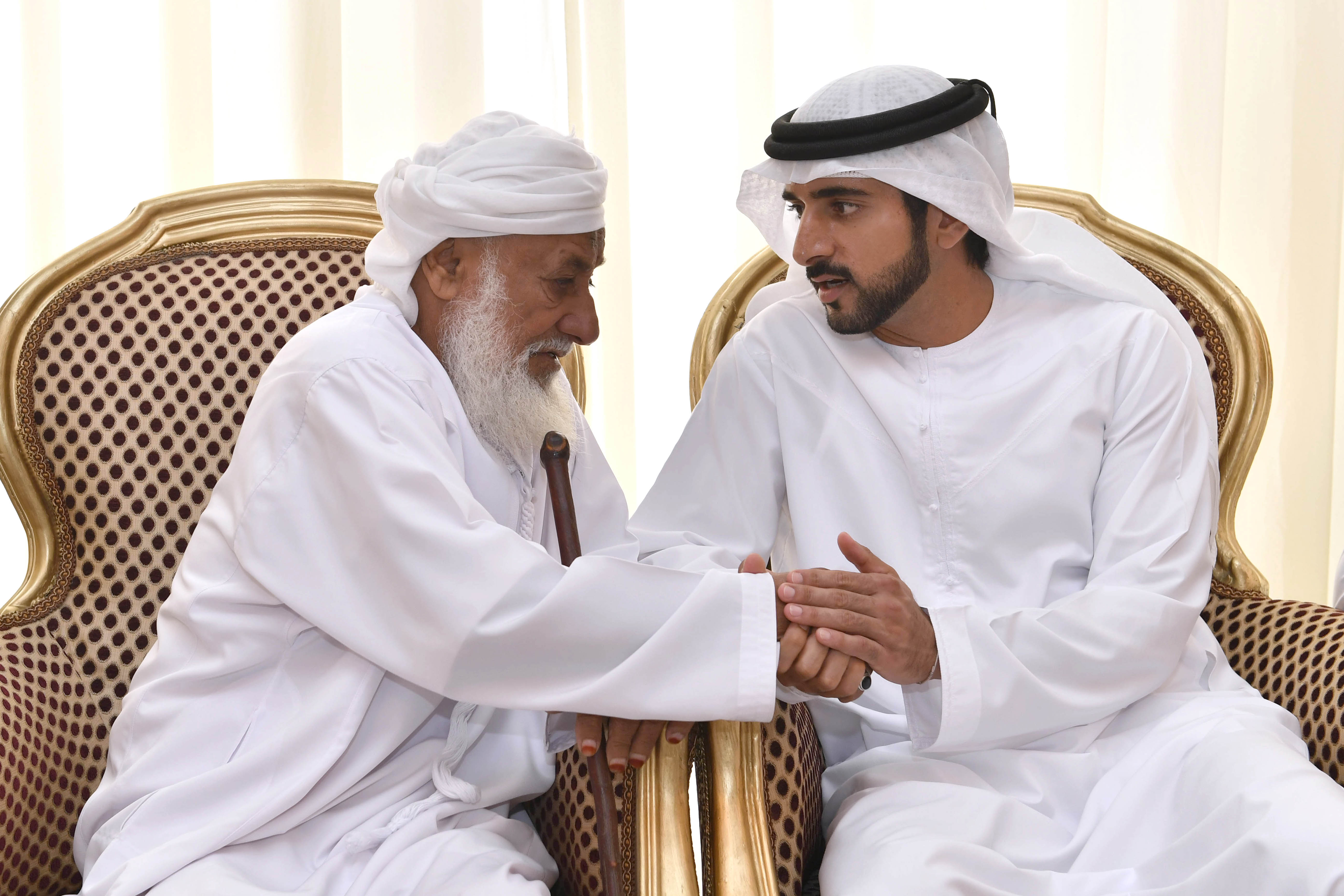 حمدان بن محمد يقدم واجب العزاء في الشهيدين المزروعي والظهوري