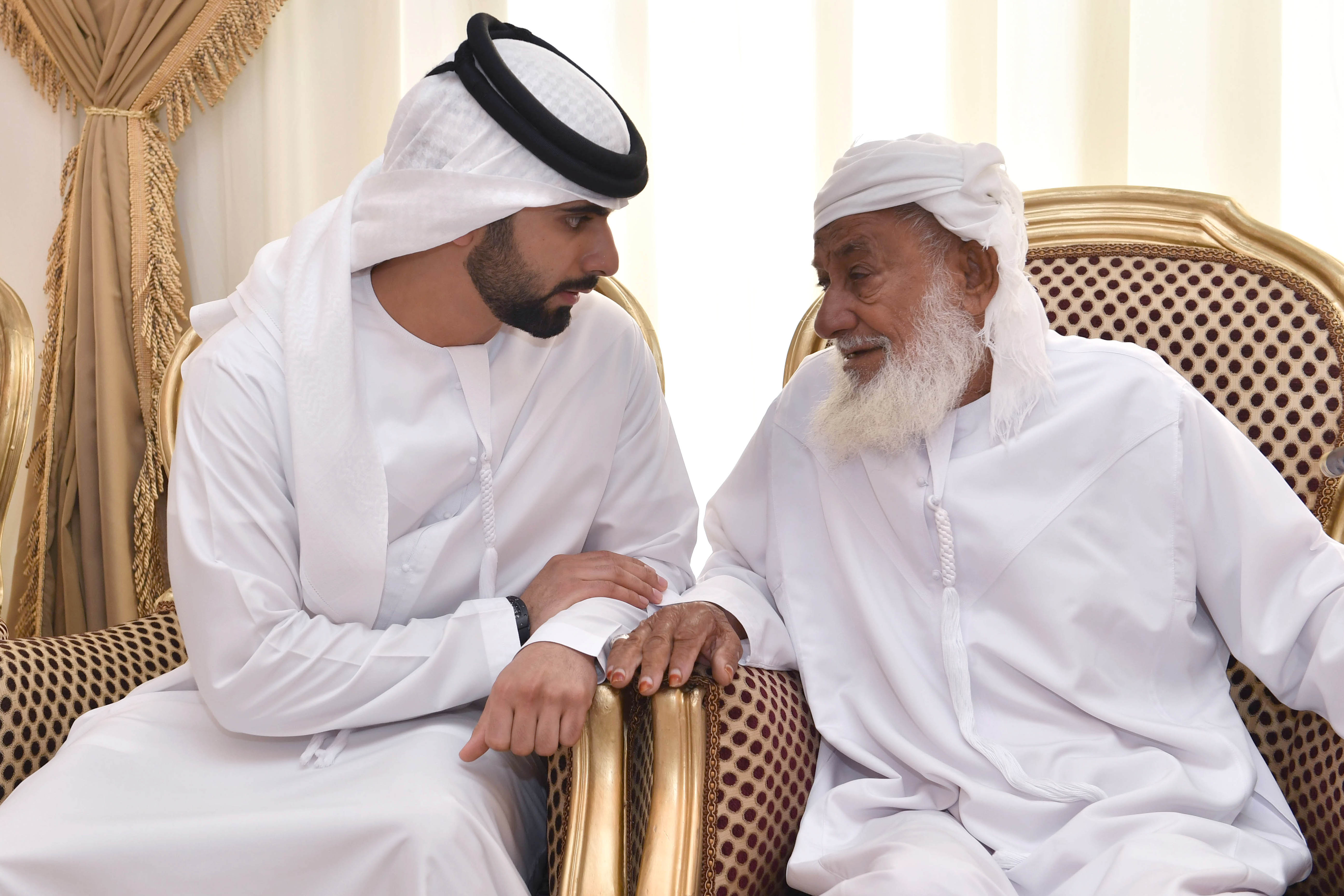 حمدان بن محمد يقدم واجب العزاء في الشهيدين المزروعي والظهوري