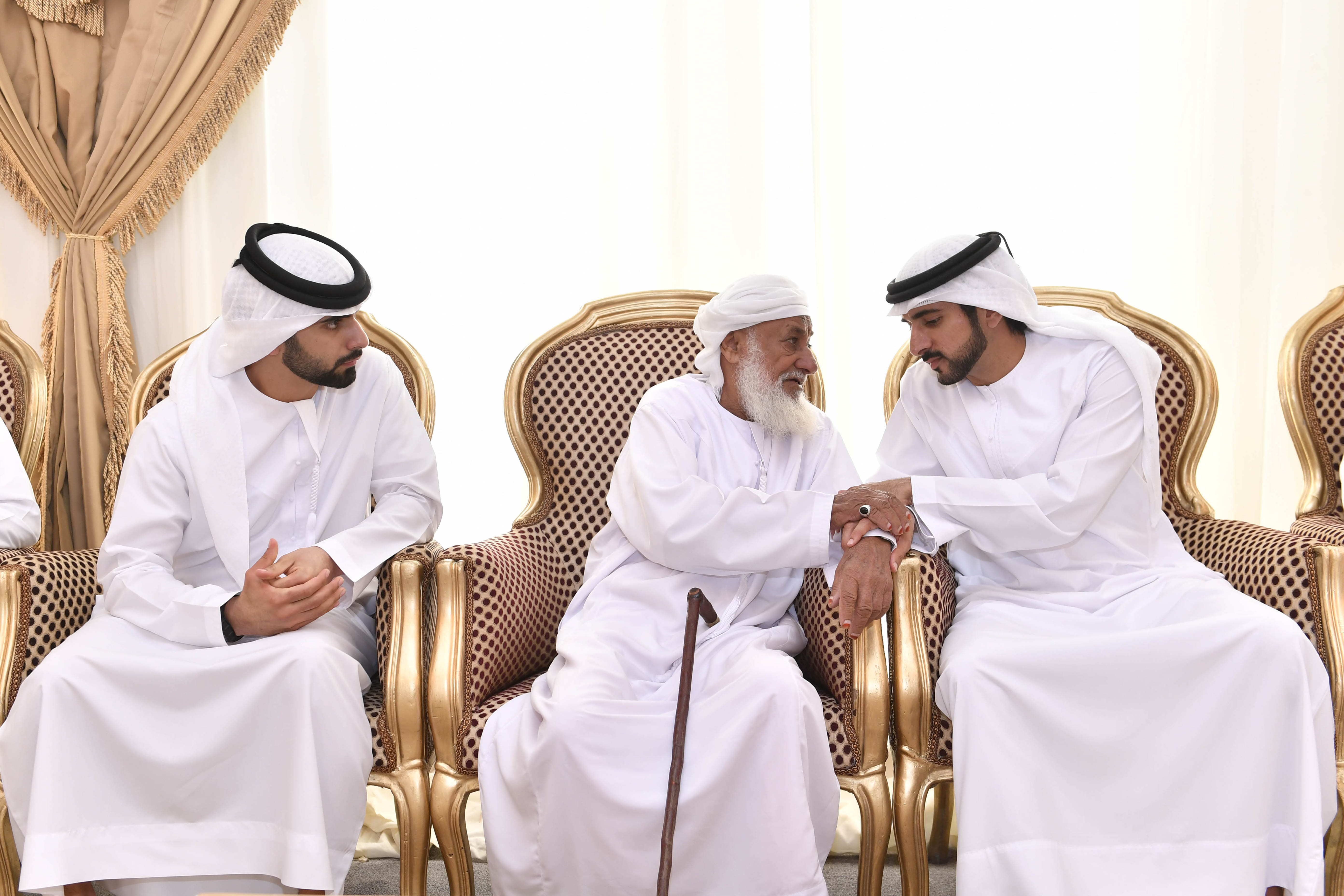 حمدان بن محمد يقدم واجب العزاء في الشهيدين المزروعي والظهوري