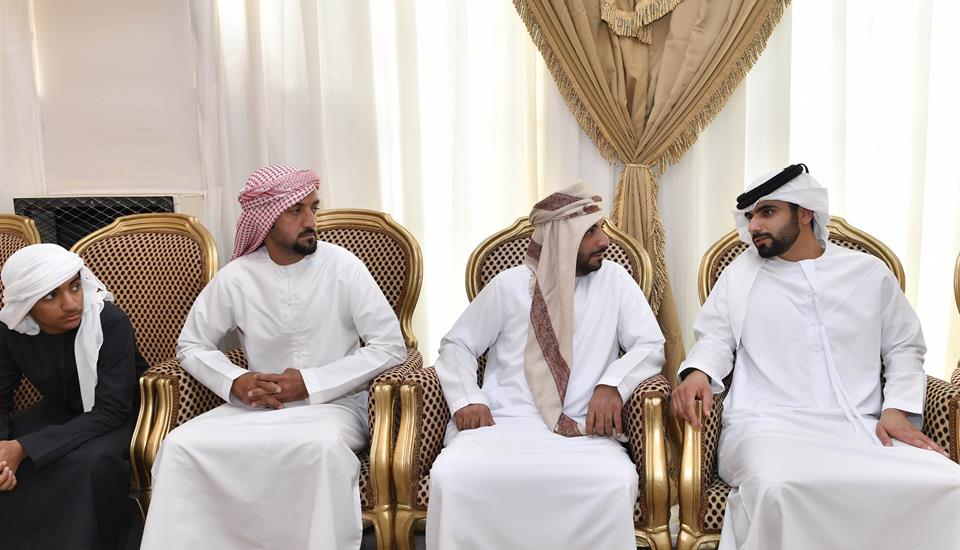 حمدان بن محمد يقدم واجب العزاء في الشهيدين المزروعي والظهوري