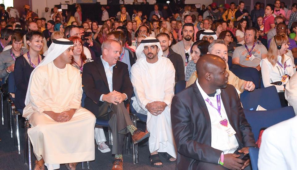 حمدان بن محمد يحضر اللقاء السنوي لمستثمري وموظفي شركة فور إيفر ليفينغ بروداكس