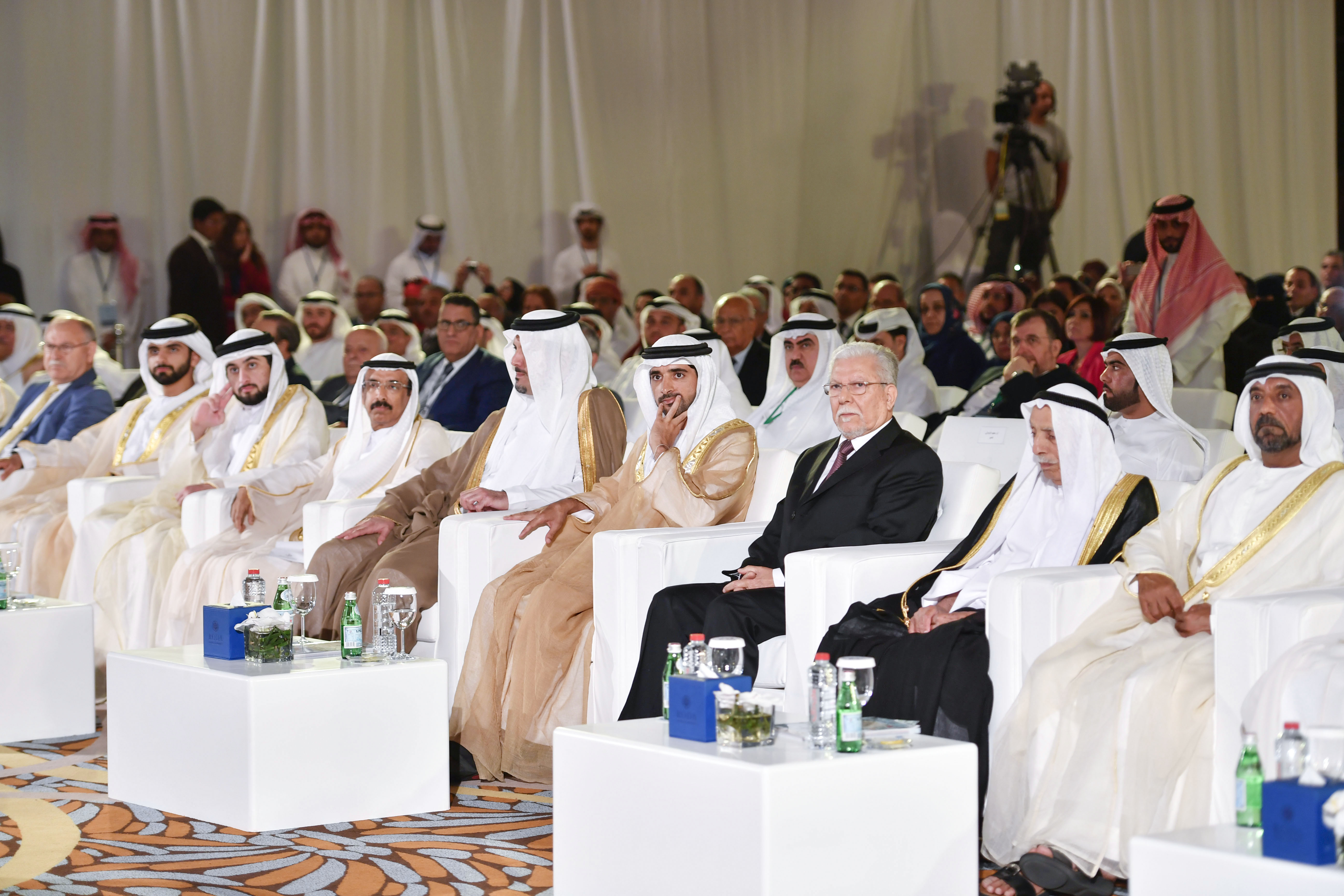 ولي عهد دبي يكرم الفائزين في الدورة الثالثة لجائزة محمد بن راشد للغة