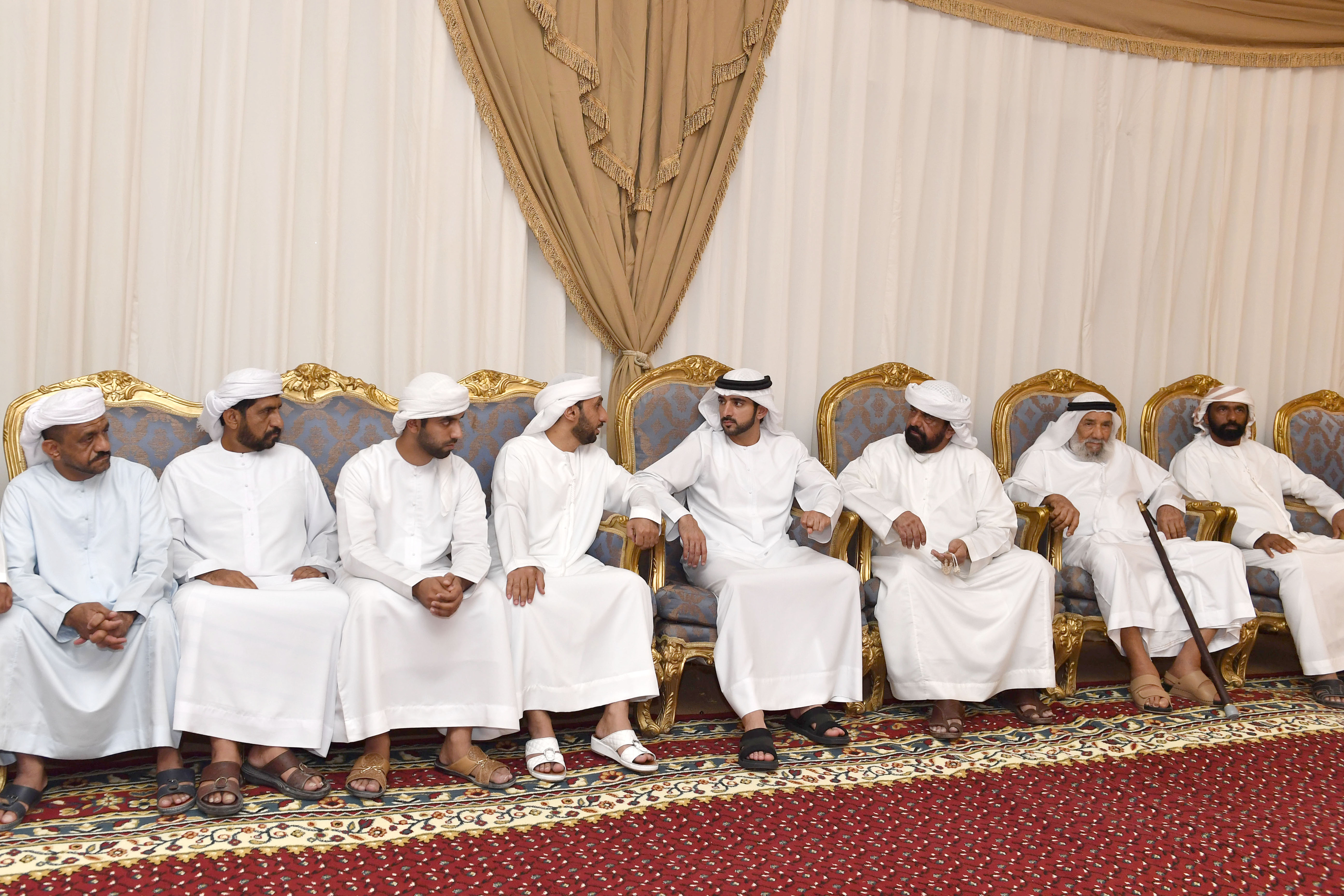 حمدان بن محمد بن راشد يقدم واجب العزاء لأسرة الشهيد خالد الشحي
