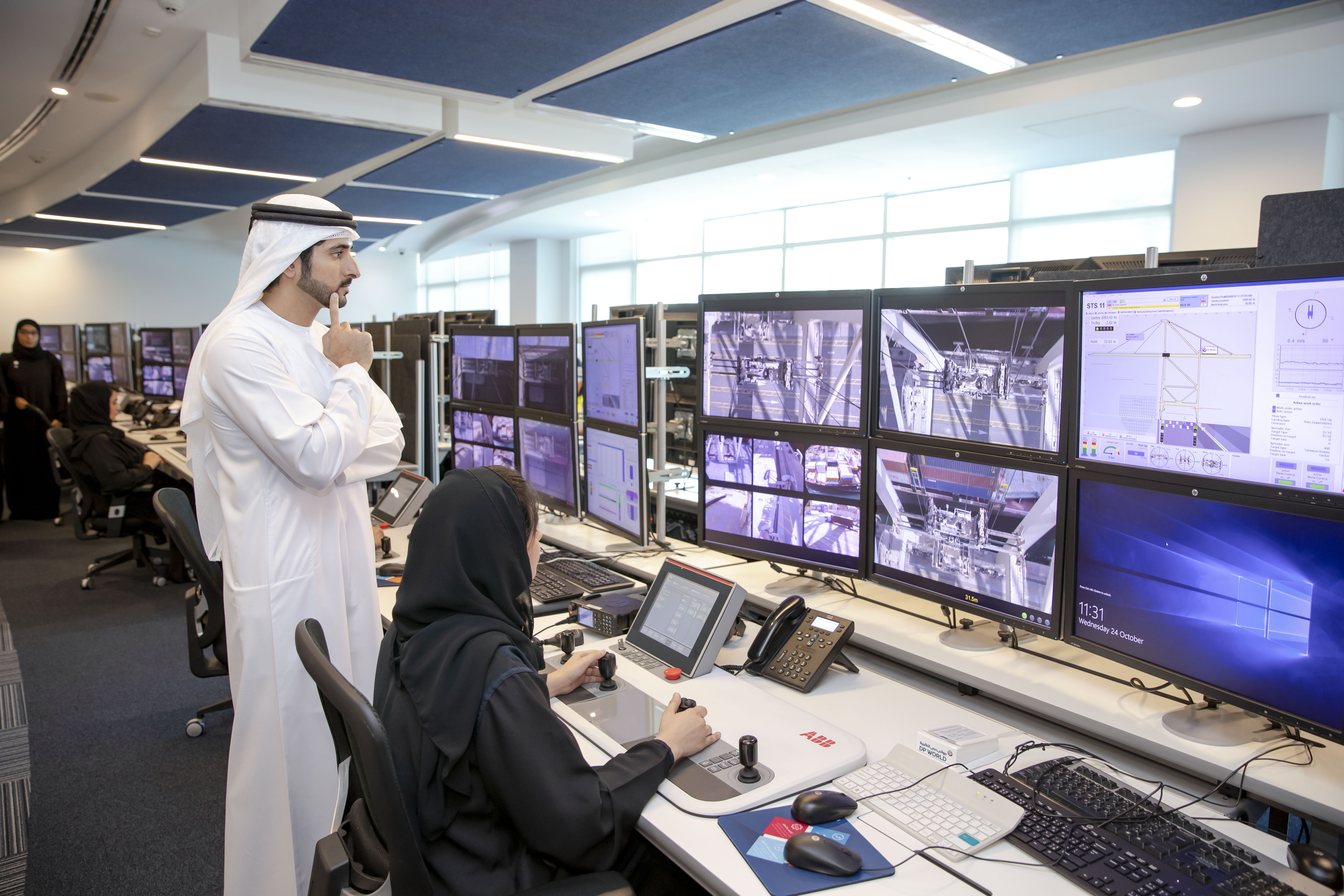 Hamdan bin Mohammed visits DP World’s facilities, inspects operations of