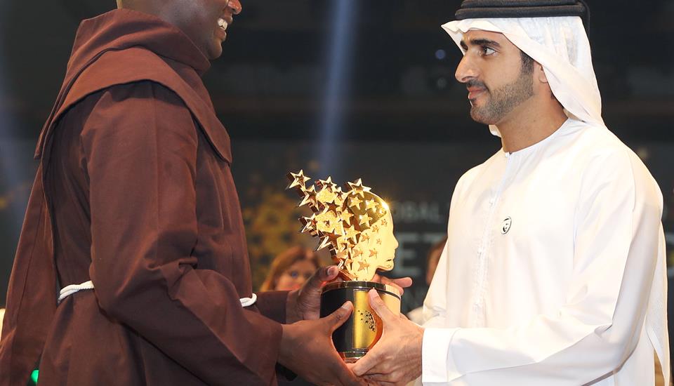 ولي عهد دبي يكرم الفائز بجائزة مؤسسة فاركي لأفضل معلم في العالم