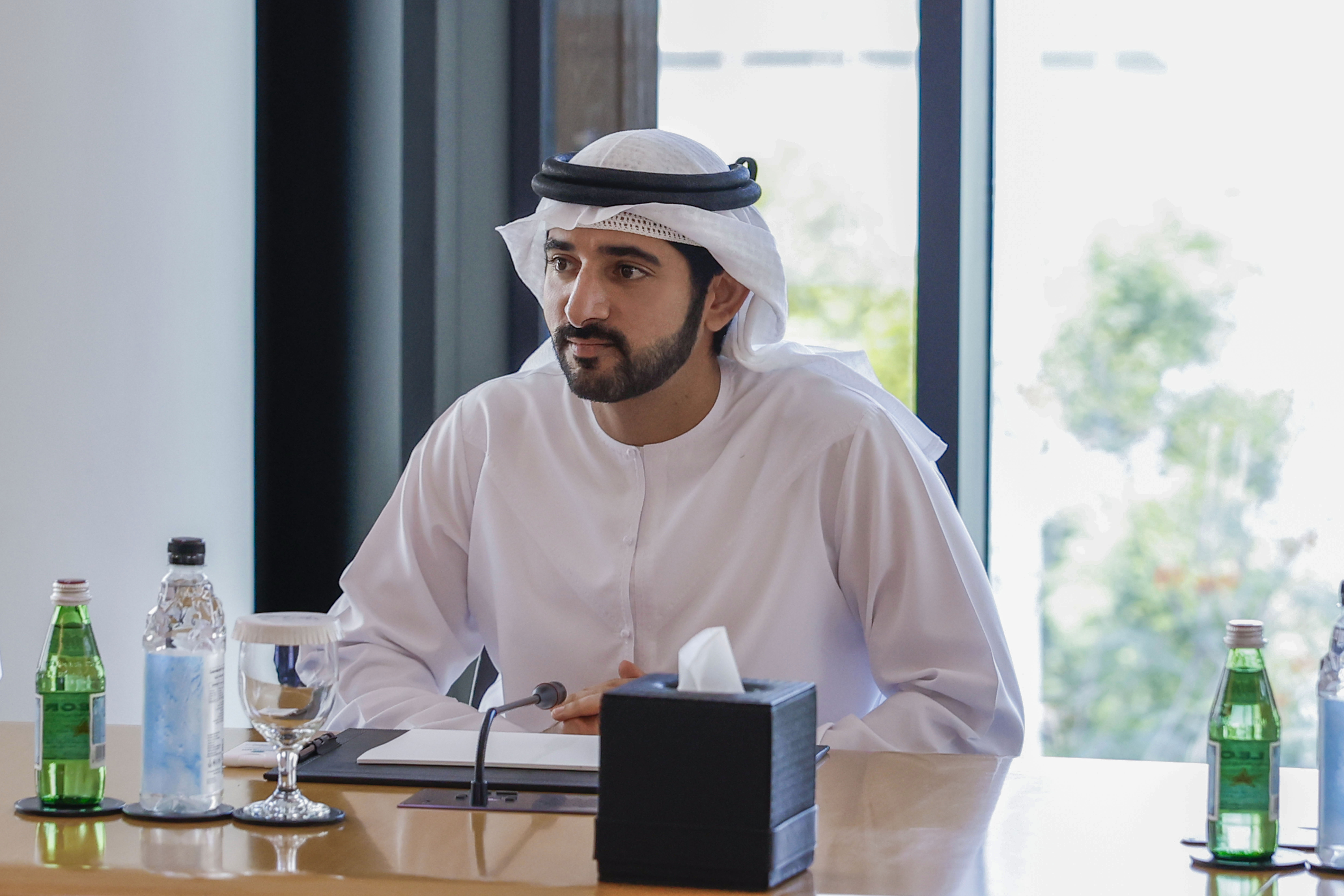 حمدان بن محمد يطلع على تقرير حول أبرز ملامح اقتصاد دبي خلال النصف الأول من العام 2023