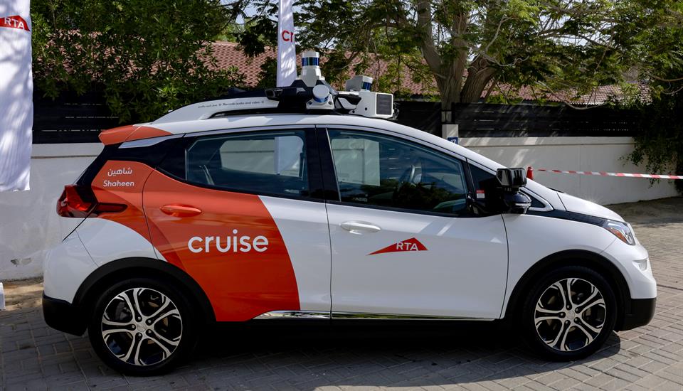 Hamdan bin Mohammed goes on first test ride of Cruise autonomous electric vehicle in Jumeirah 1