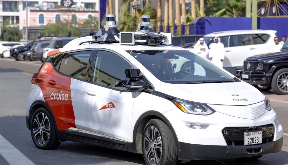 Hamdan bin Mohammed goes on first test ride of Cruise autonomous electric vehicle in Jumeirah 1