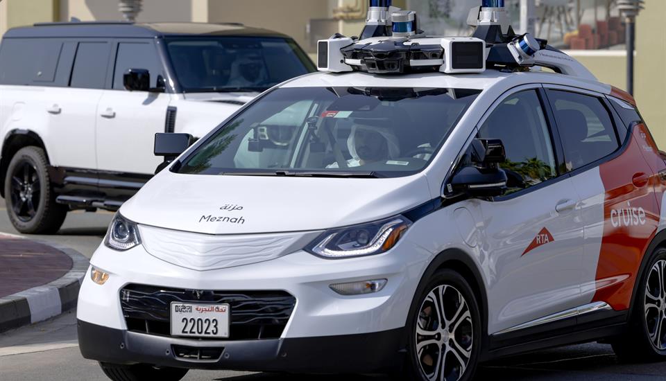 Hamdan bin Mohammed goes on first test ride of Cruise autonomous electric vehicle in Jumeirah 1