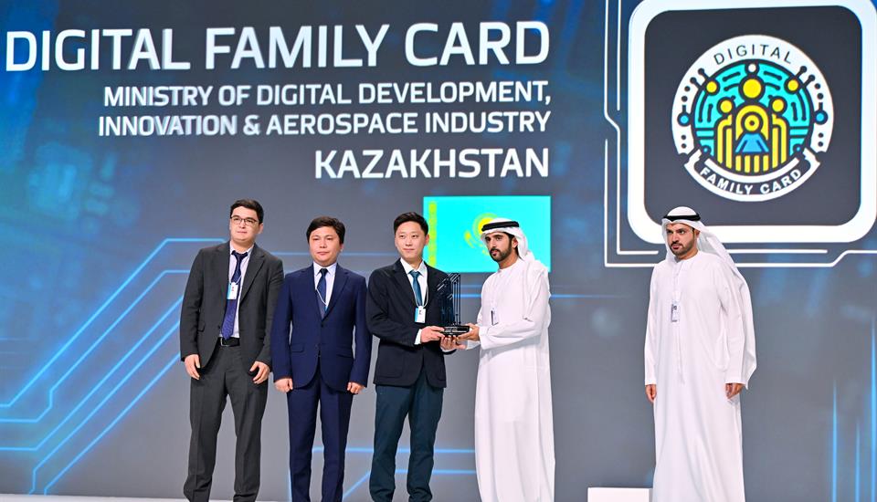 Hamdan bin Mohammed honours winners of GovTech Prize at the World