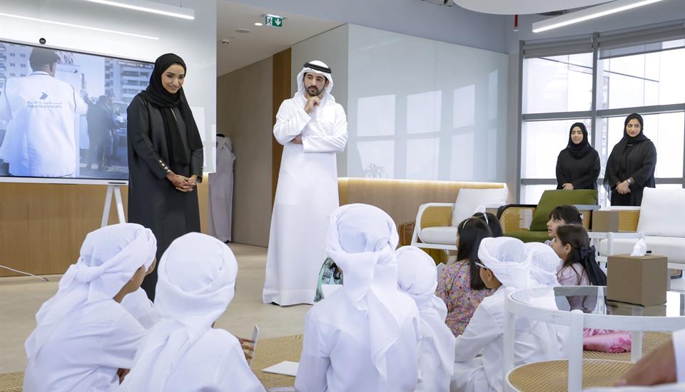 Hamdan bin Mohammed meets with Emirati children who volunteered to clean up their neighbourhoods following heavy rains