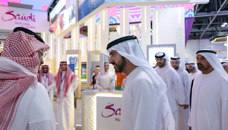 حمدان بن محمد يزور معرض سوق السفر العربي 2024