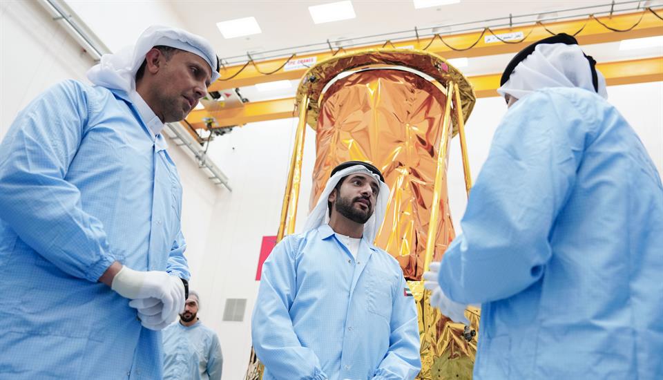 حمدان بن محمد يعتمد إطلاق القمر الاصطناعي محمد بن زايد سات في أكتوبر المقبل