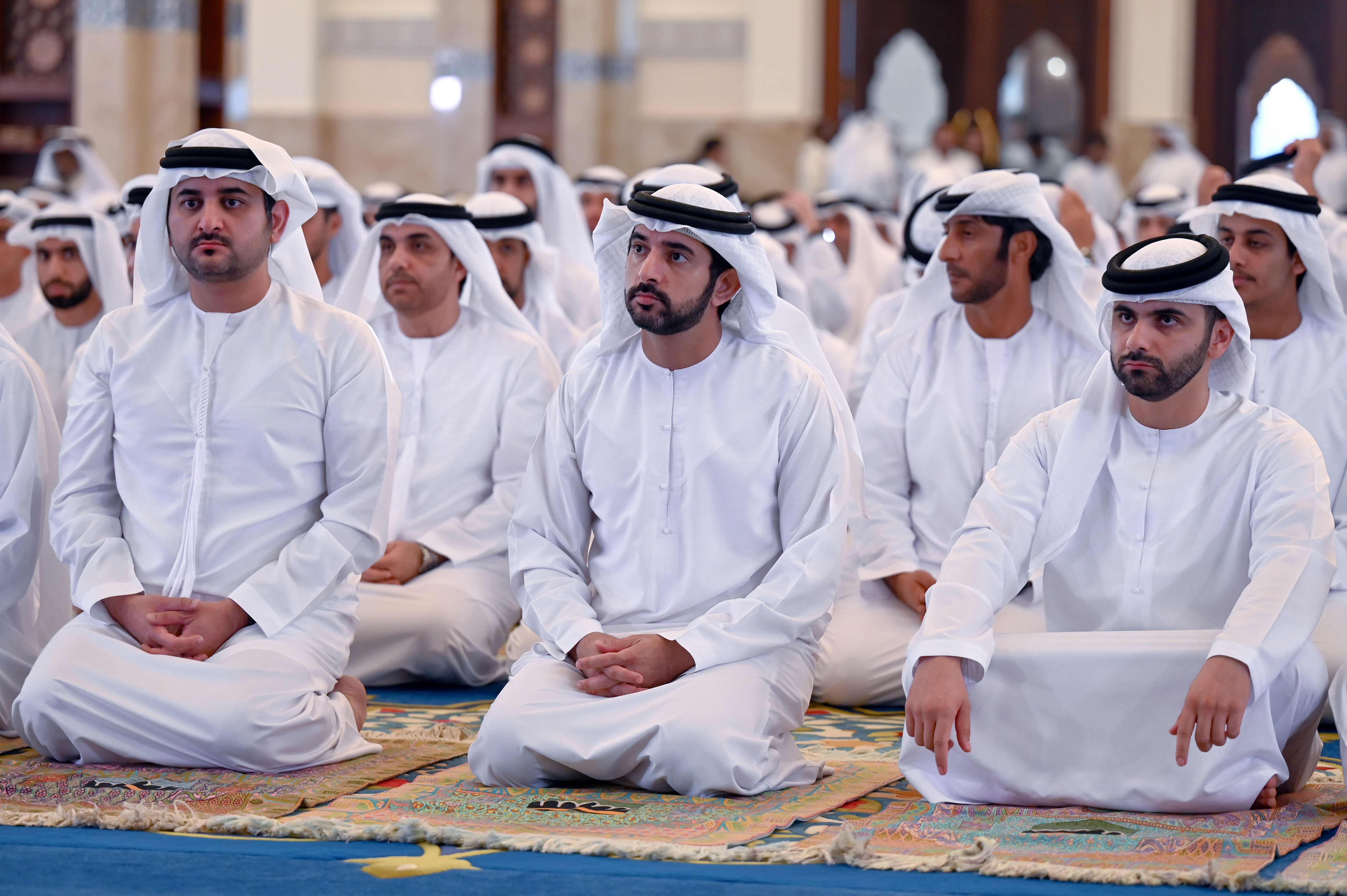 حمدان بن محمد ومكتوم بن محمد يؤديان صلاة عيد الأضحى في مسجد زعبيل الكبير بدبي