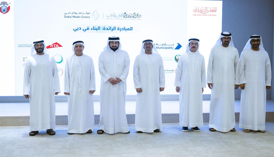 Hamdan bin Mohammed awards Hamdan Flag to Dubai Police for outstanding innovation in government services