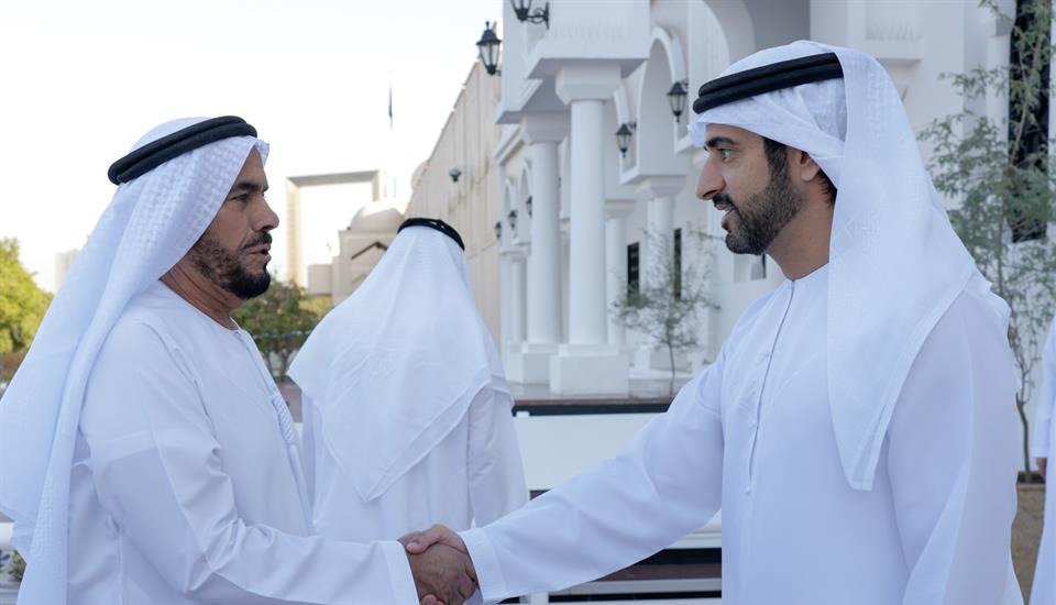 حمدان بن محمد يلتقي أعيان البلاد والوزراء وكبار المسؤولين