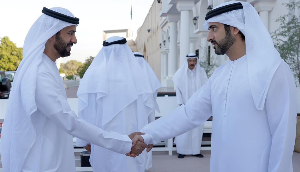 حمدان بن محمد يلتقي أعيان البلاد والوزراء وكبار المسؤولين
