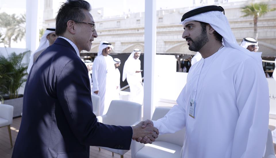 Hamdan bin Mohammed meets with Chairman of Alibaba Group