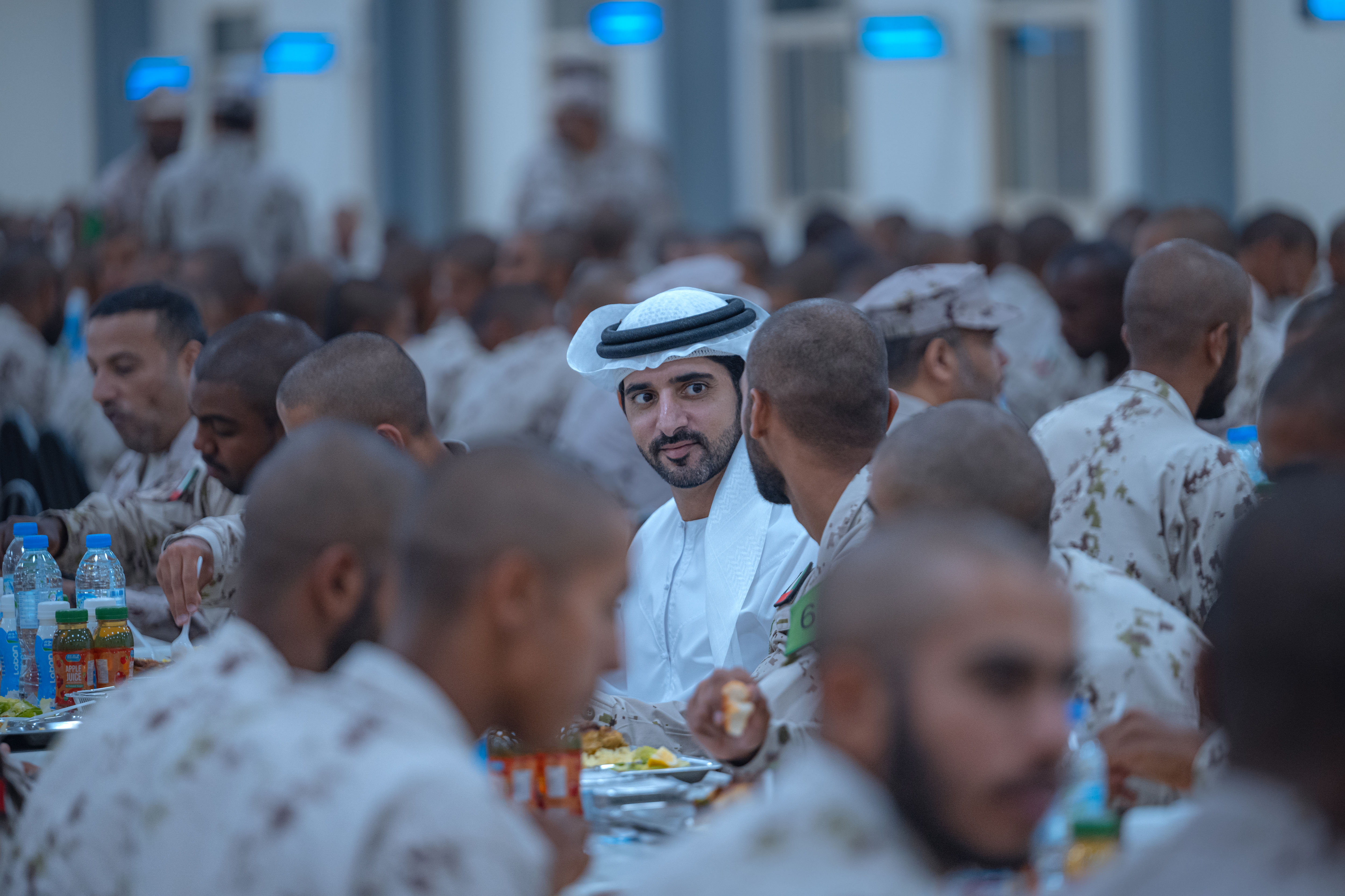 Sheikh Hamdan News - Hamdan bin Mohammed shares Iftar with national service recruits in Abu Dhabi