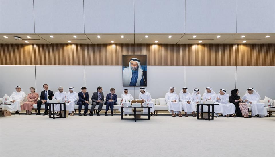 حمدان بن محمد يلتقي جمعاً من المسؤولين الحكوميين والتجّار والأعيان والسفراء