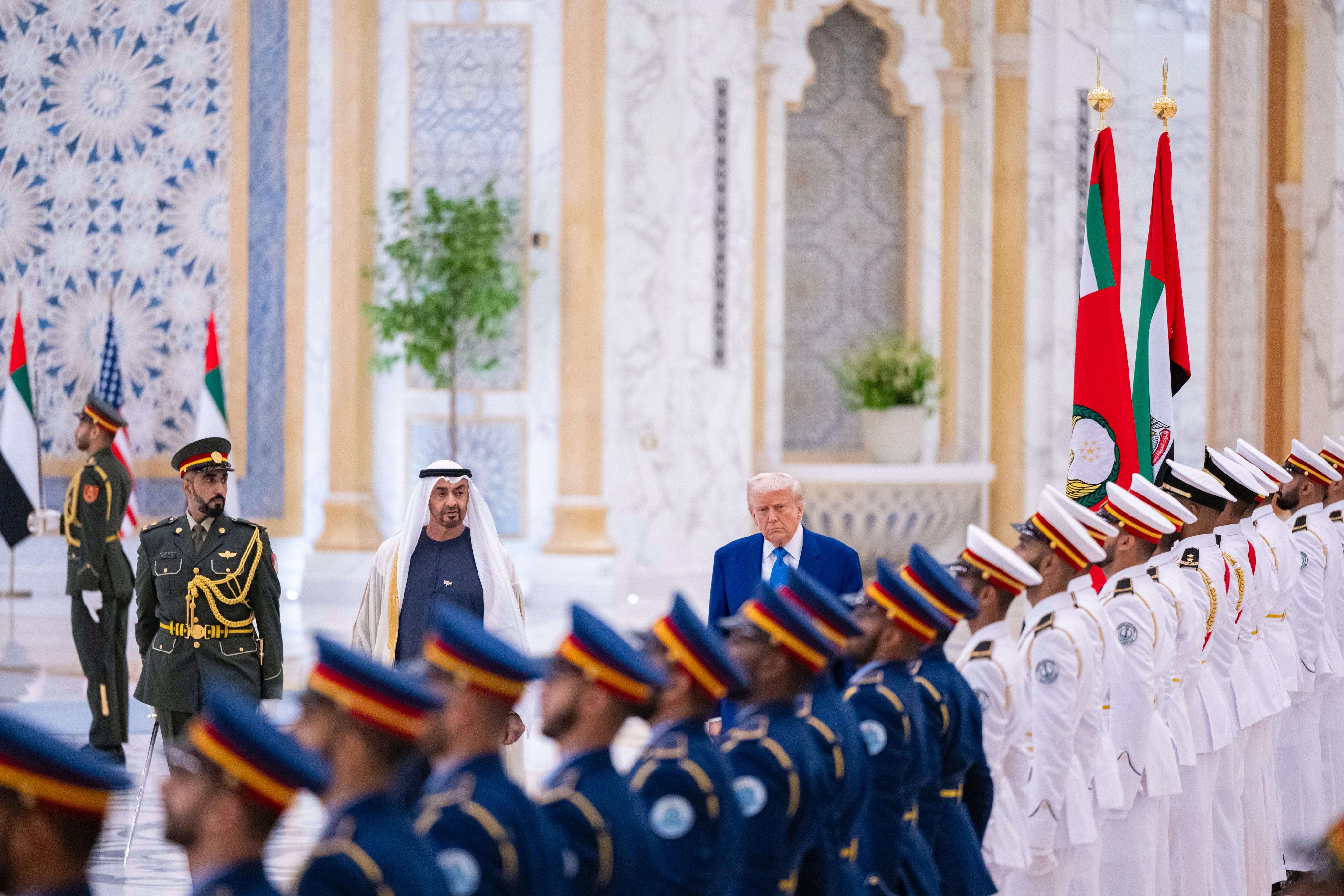 جرت له مراسم استقبال رسمية في قصر الوطن، رئيس الدولة يستقبل الرئيس الأميركي