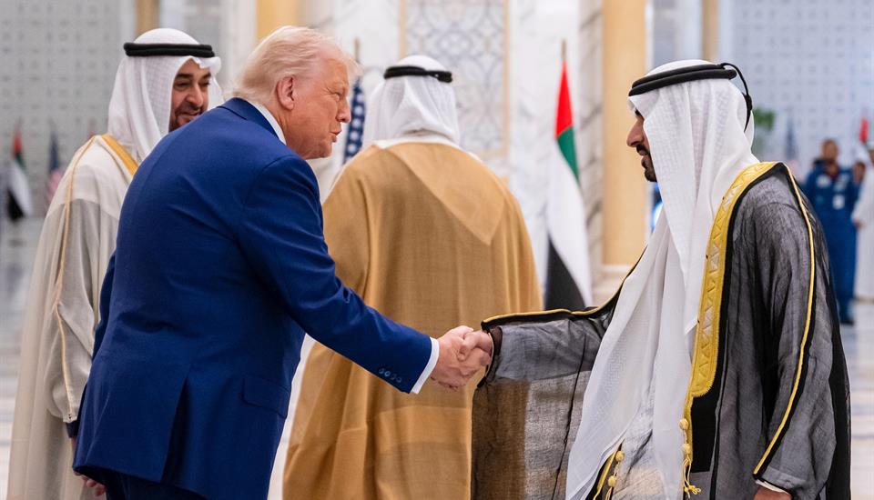 جرت له مراسم استقبال رسمية في قصر الوطن، رئيس الدولة يستقبل الرئيس الأميركي