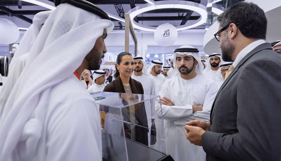 حمدان بن محمد يزور منتدى اصنع في الإمارات 2025