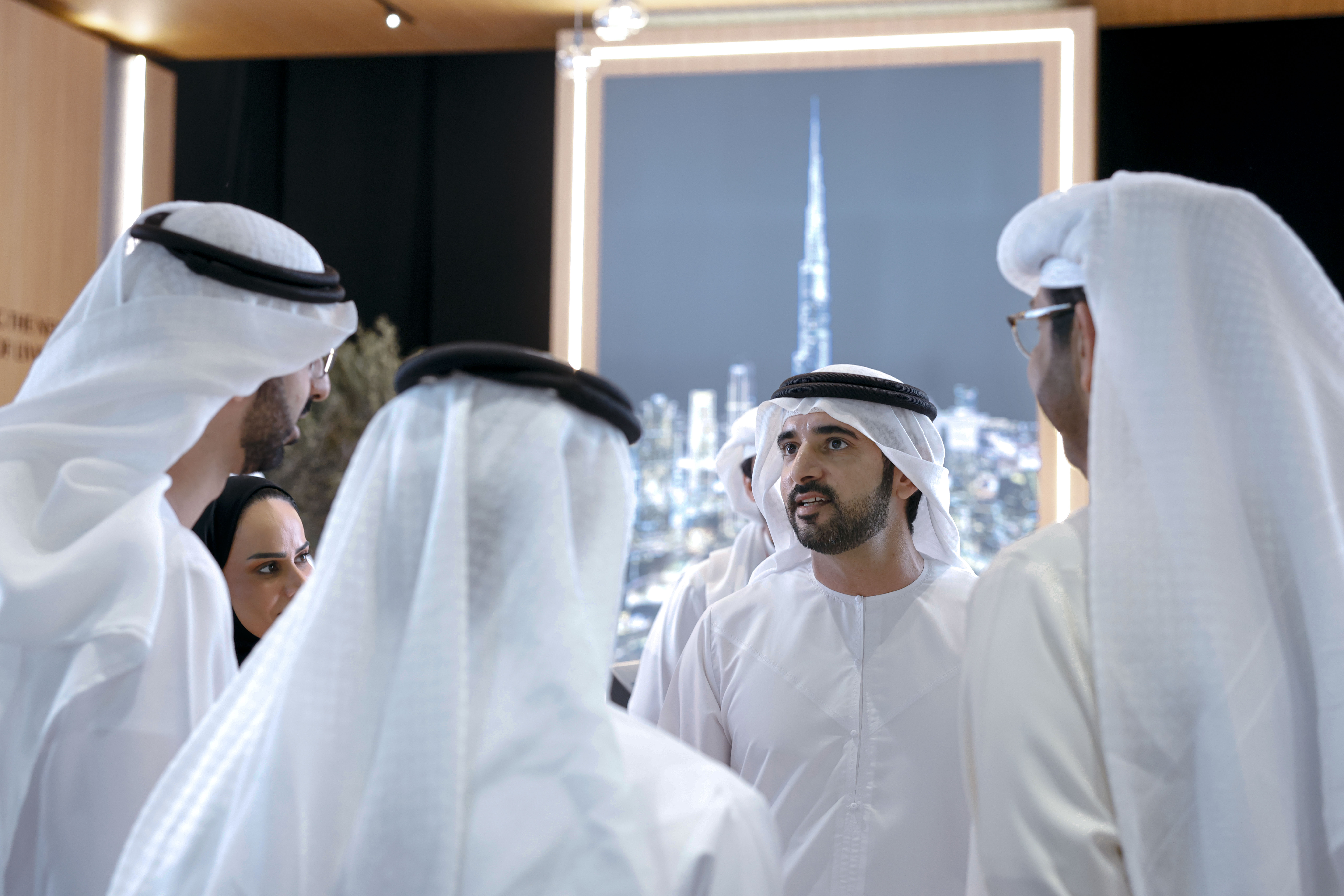 حمدان بن محمد يزور منتدى اصنع في الإمارات 2025