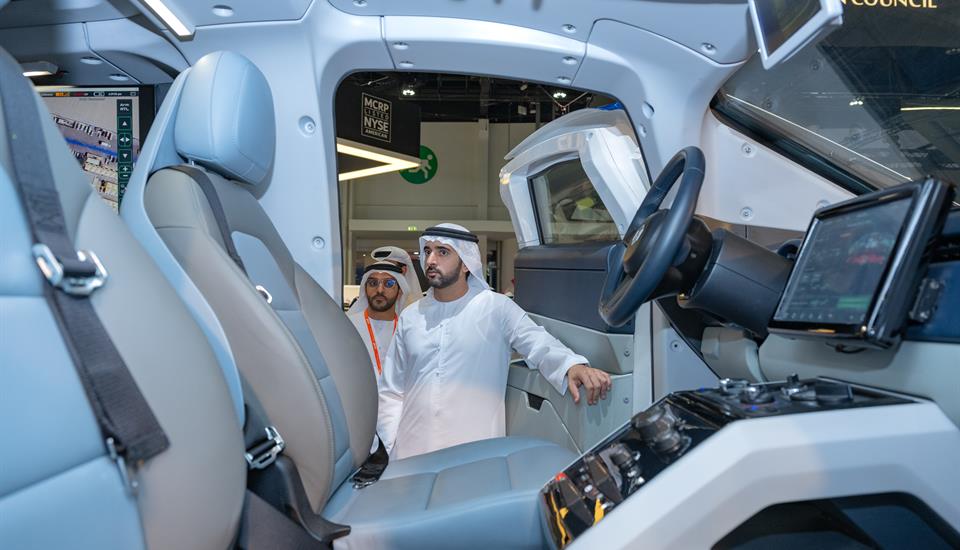 حمدان بن محمد يزور منتدى اصنع في الإمارات 2025