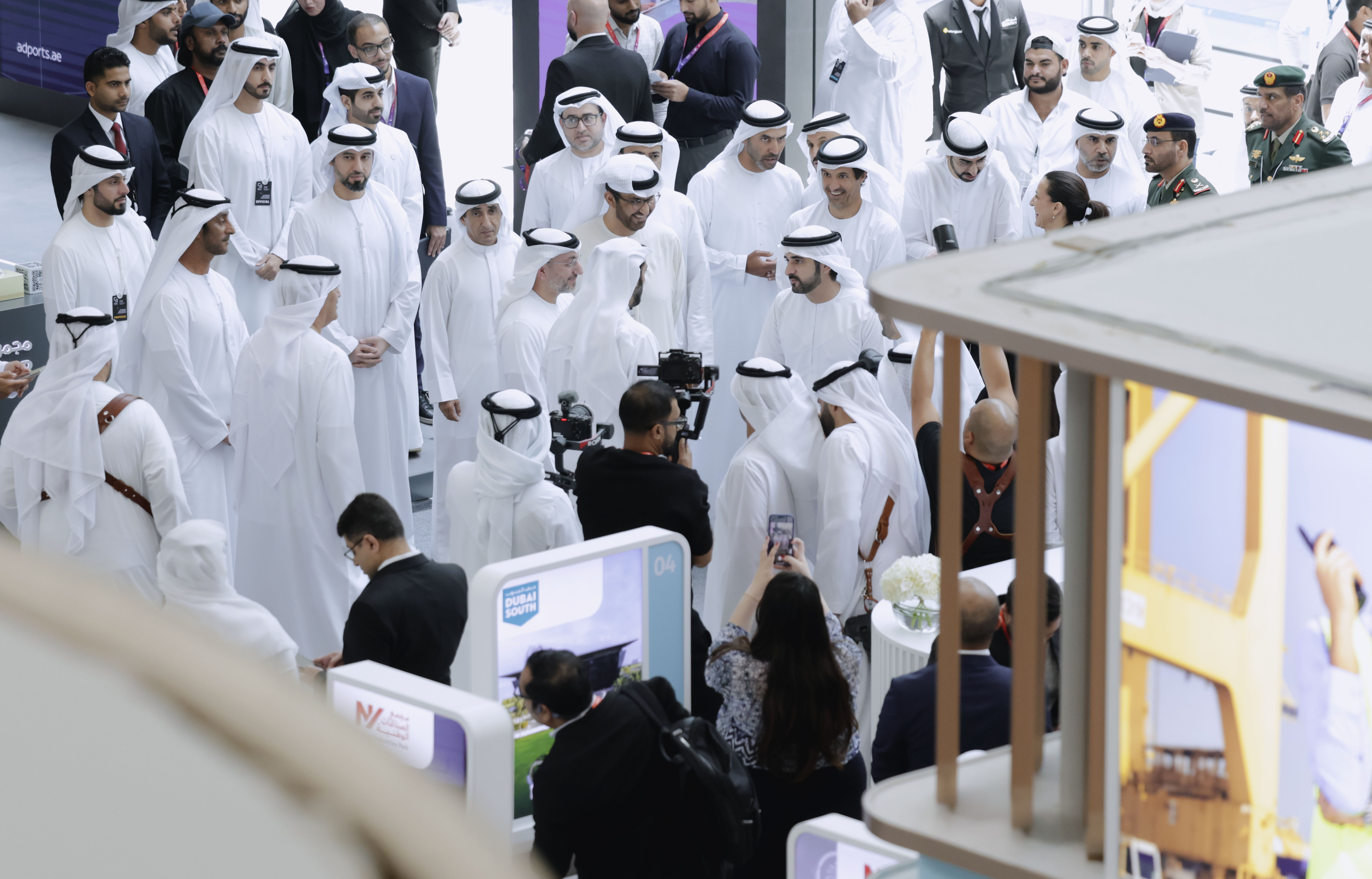 حمدان بن محمد يزور منتدى اصنع في الإمارات 2025
