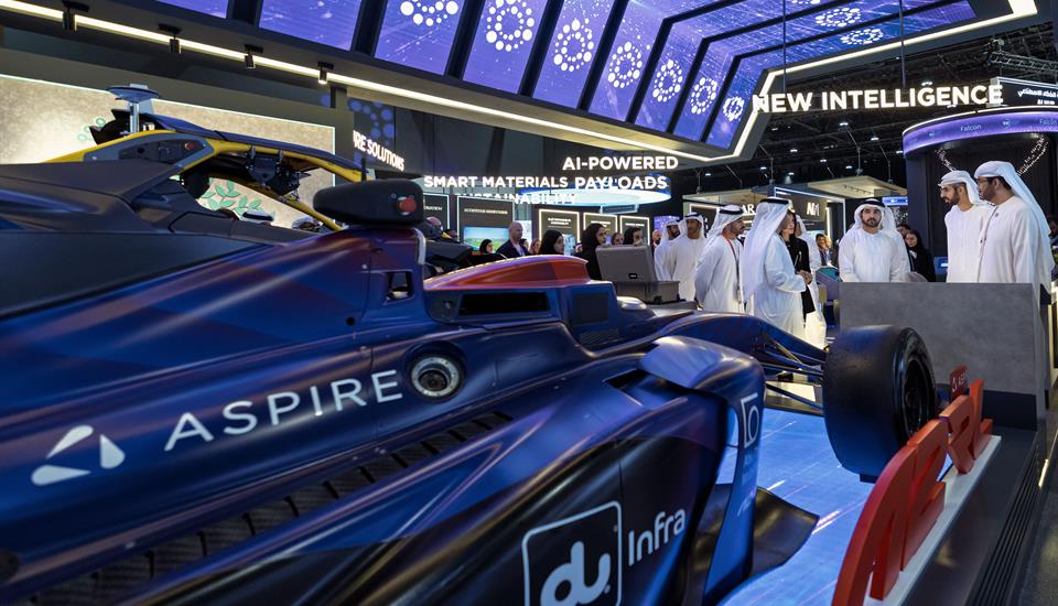حمدان بن محمد يزور منتدى اصنع في الإمارات 2025