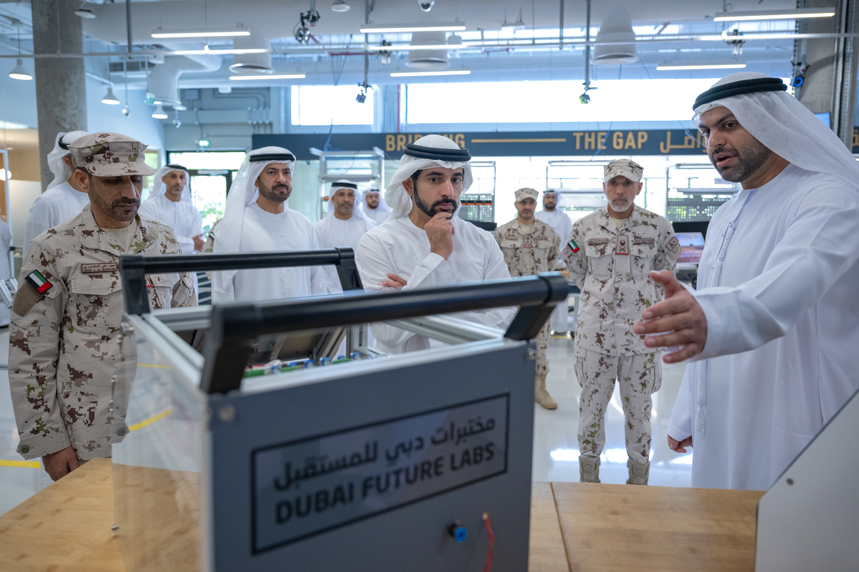 حمدان بن محمد يلتقي أكثر من 100 من منتسبي الخدمة الوطنية والاحتياطية المتميزين في برنامج النخبة