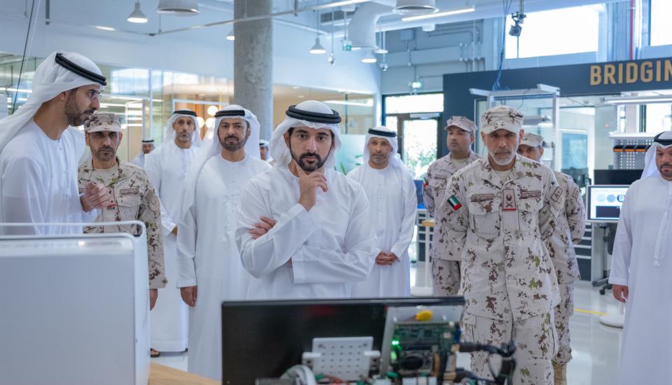 حمدان بن محمد يلتقي أكثر من 100 من منتسبي الخدمة الوطنية والاحتياطية المتميزين في برنامج النخبة