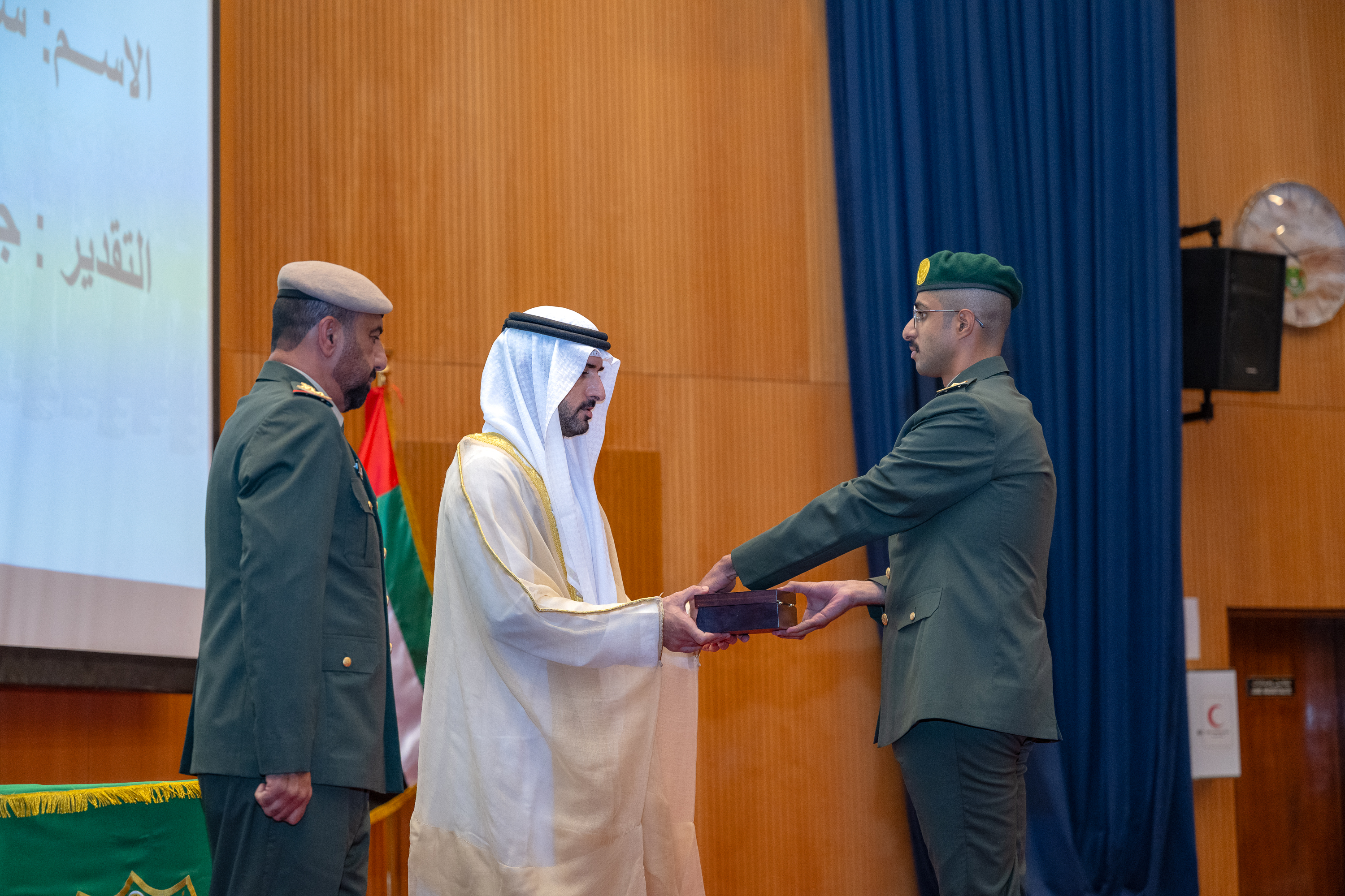 حمدان بن محمد يشهد حفل تخريج دورة الضباط الجامعيين 43 في كلية زايد الثاني العسكرية