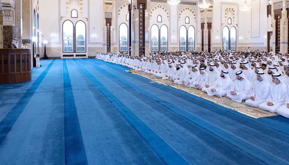 حمدان بن محمد يؤدي صلاة عيد الأضحى في مسجد زعبيل بدبي