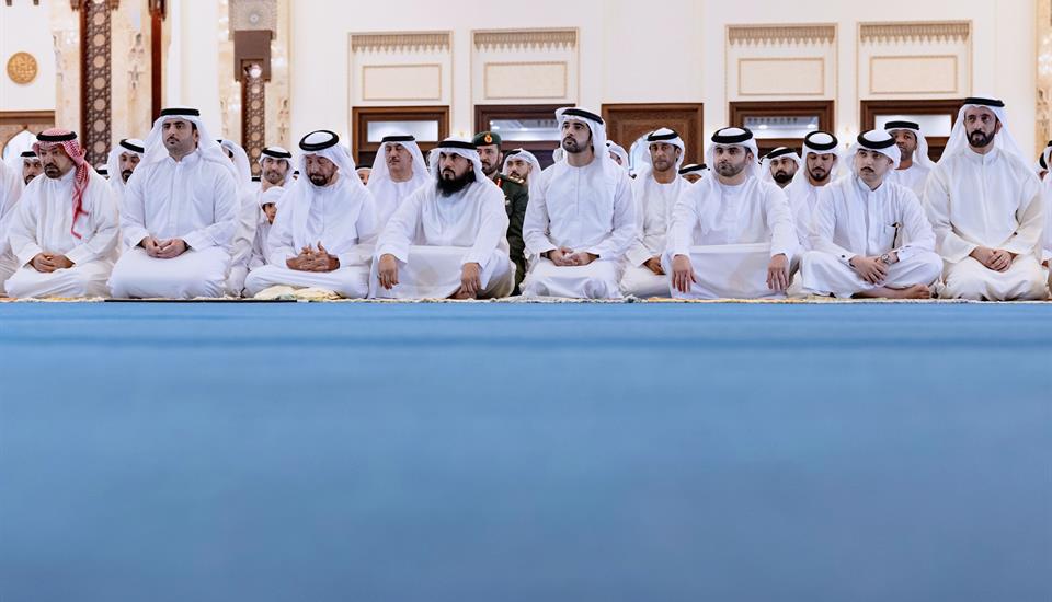 حمدان بن محمد يؤدي صلاة عيد الأضحى في مسجد زعبيل بدبي